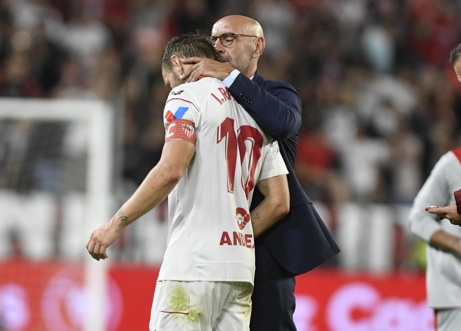  Monchi, tras el encuentro, junto a Rakitic.