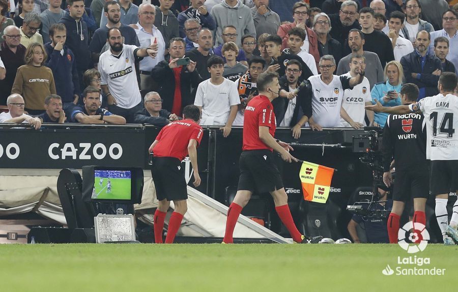  Árbitros para Cádiz: Ricardo De Burgos Bengoetxea consulta el VAR durante el Valencia-Barcelona.
