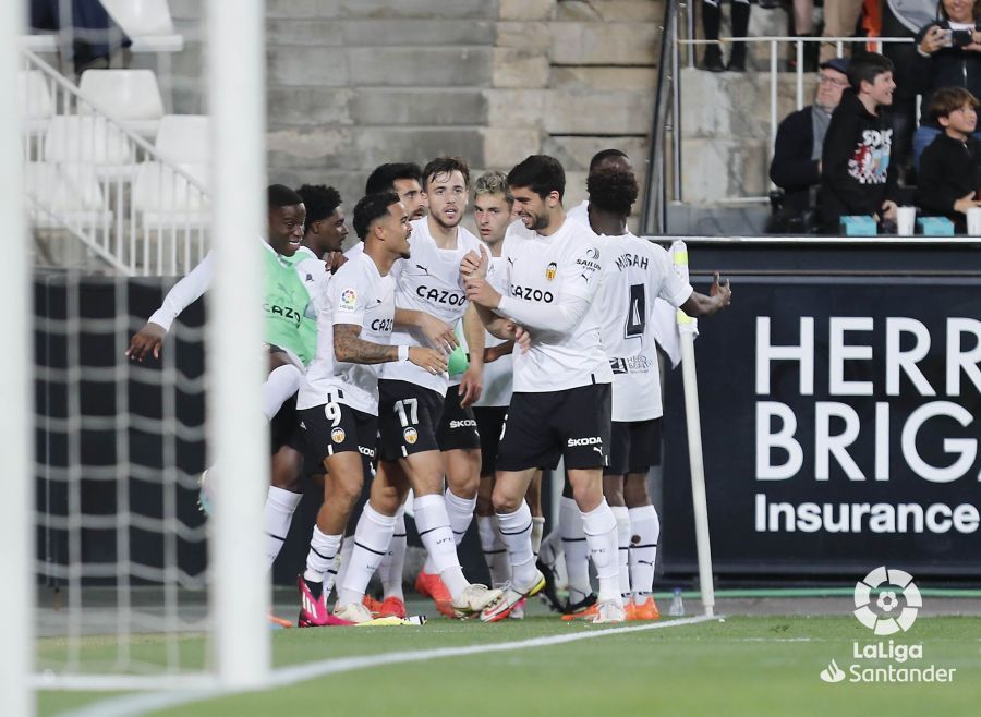 Los jugadores del Valencia celebran el gol de Kluivert