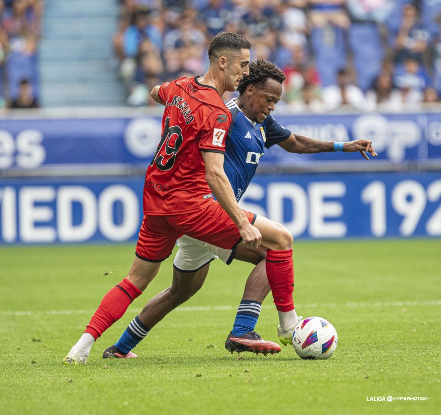 Romario Ibarra encara durante un partido.