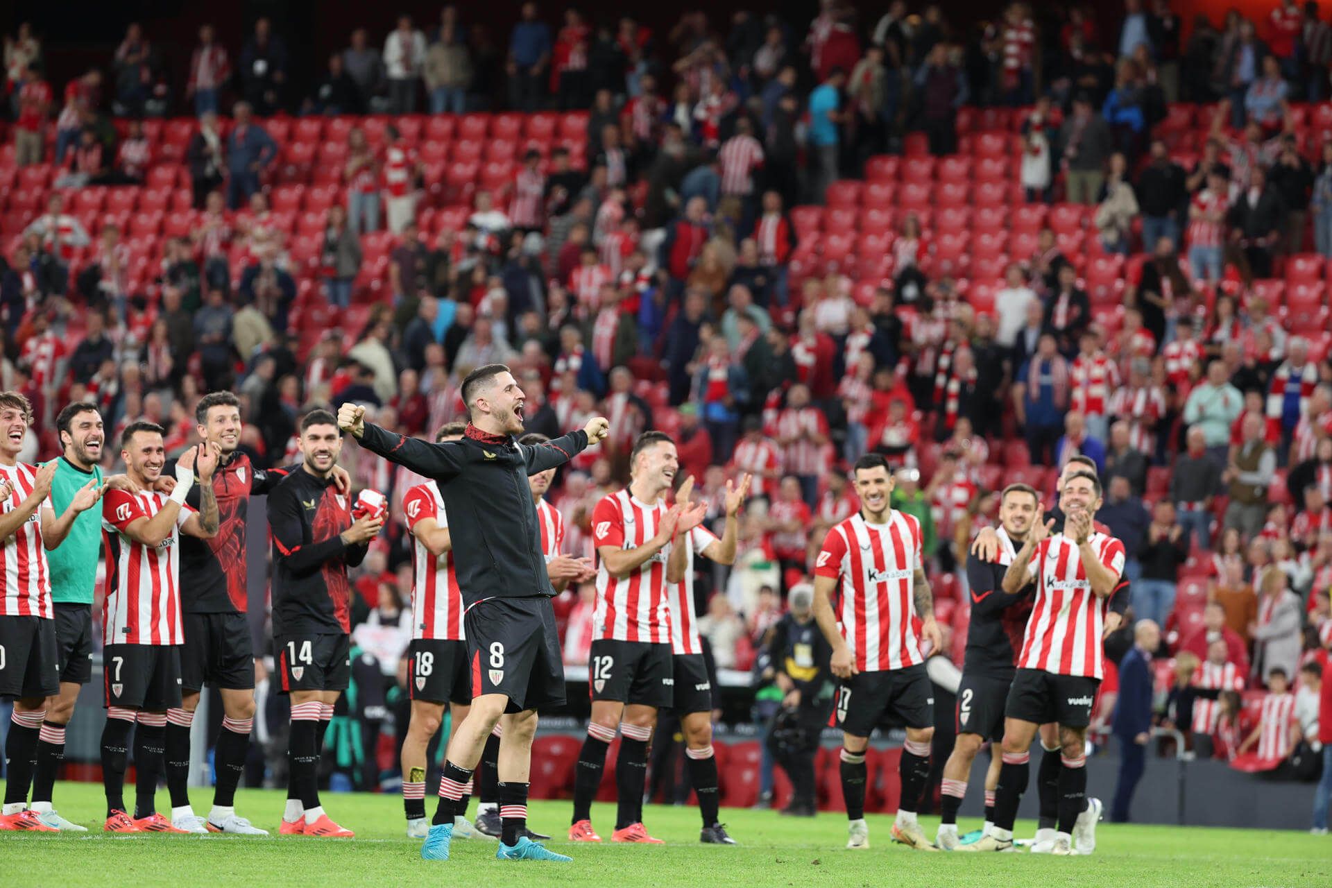  Los jugadores del Athletic aplauden a la Herri Harmaila tras el derbi.