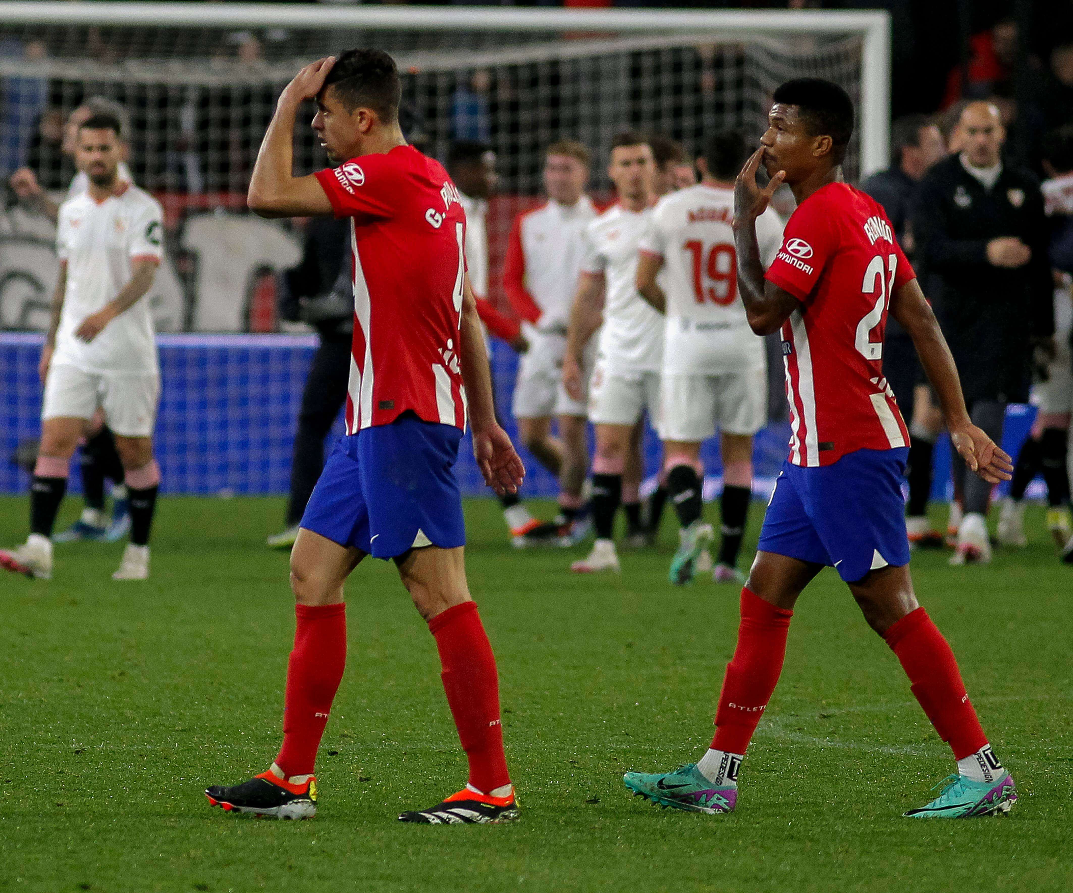  Los jugadores del Atlético tras perder en Sevilla Foto: Cordon Press