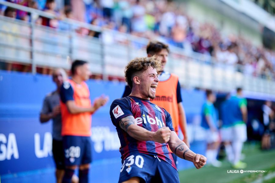  El ex del Dépor Mario Soriano celebra su gol al Elche.