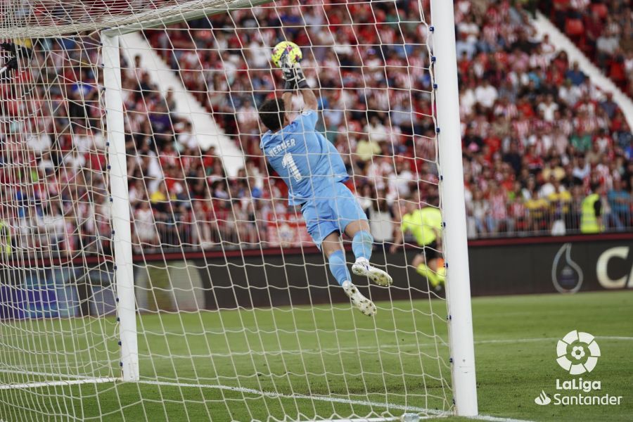 Axel Werner, portero que interesa al Sporting, en un partido con el Elche.
