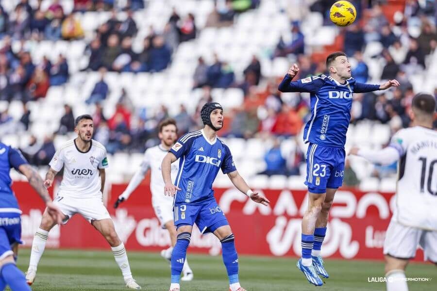 Bretones, a cabecear el esférico ante la mirada de Luismi.