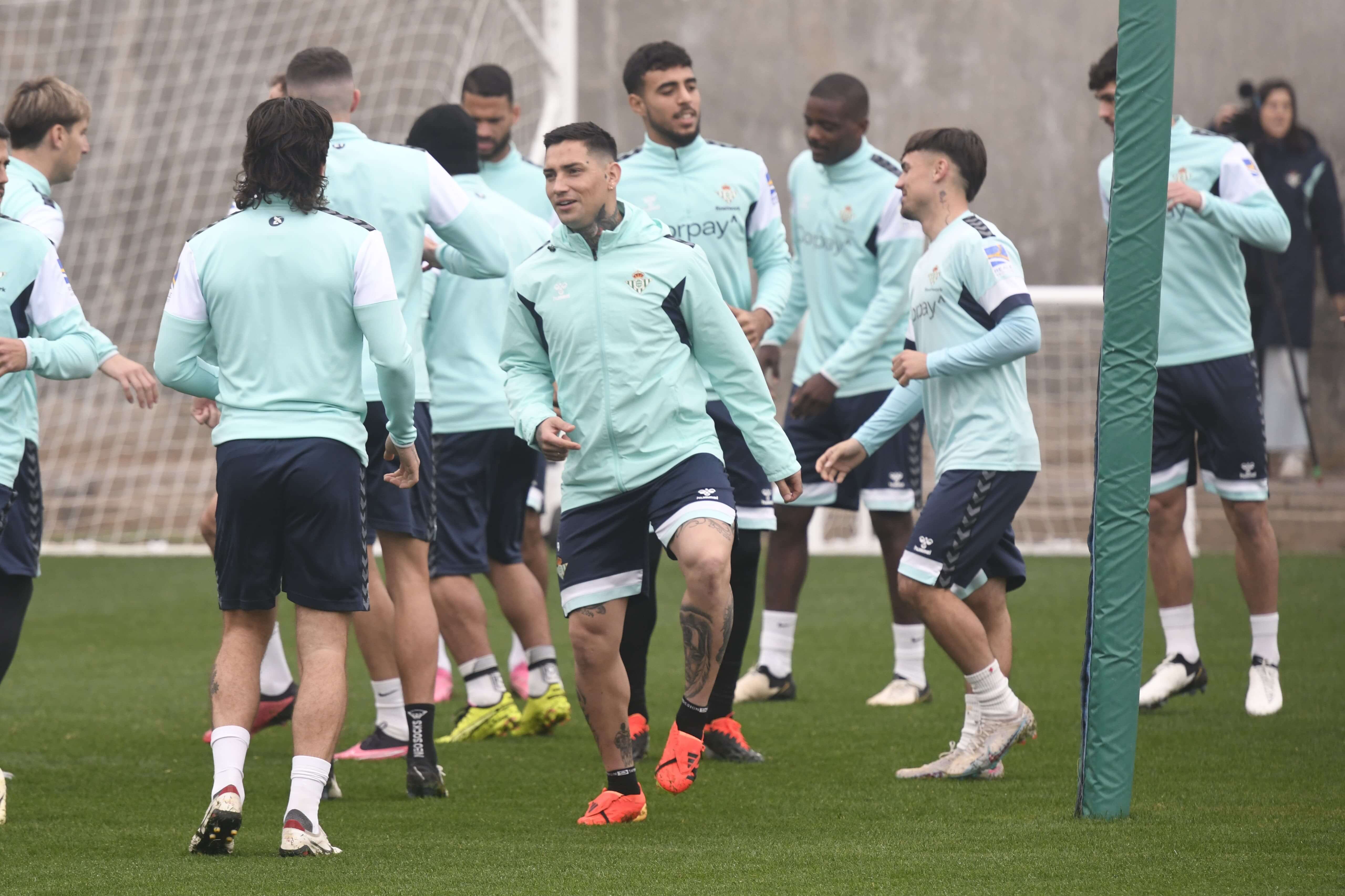  El Chimy Ávila en el entrenamiento del Real Betis (foto: Kiko Hurtado).