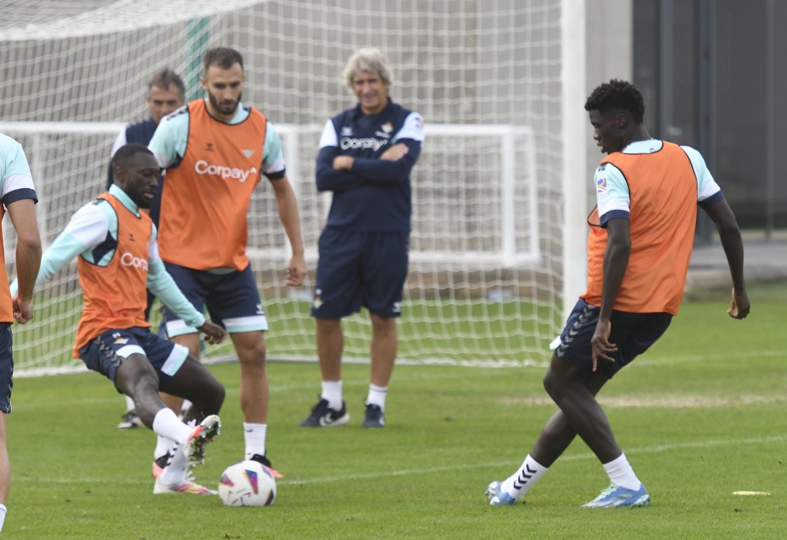  Sabaly, Pezzella y Assane Diao en la sesión del Betis