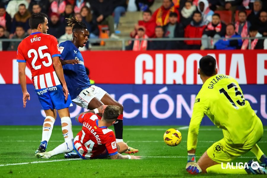 Nico Williams ataca en el Girona FC - Athletic club de Montilivi.