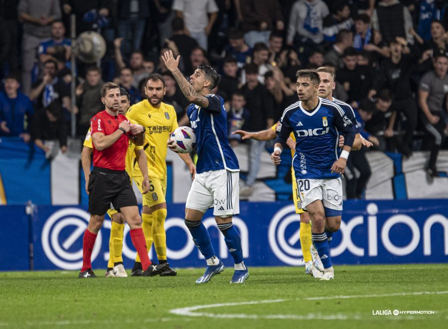  Colombatto celebra el gol del Oviedo al Cartagena.