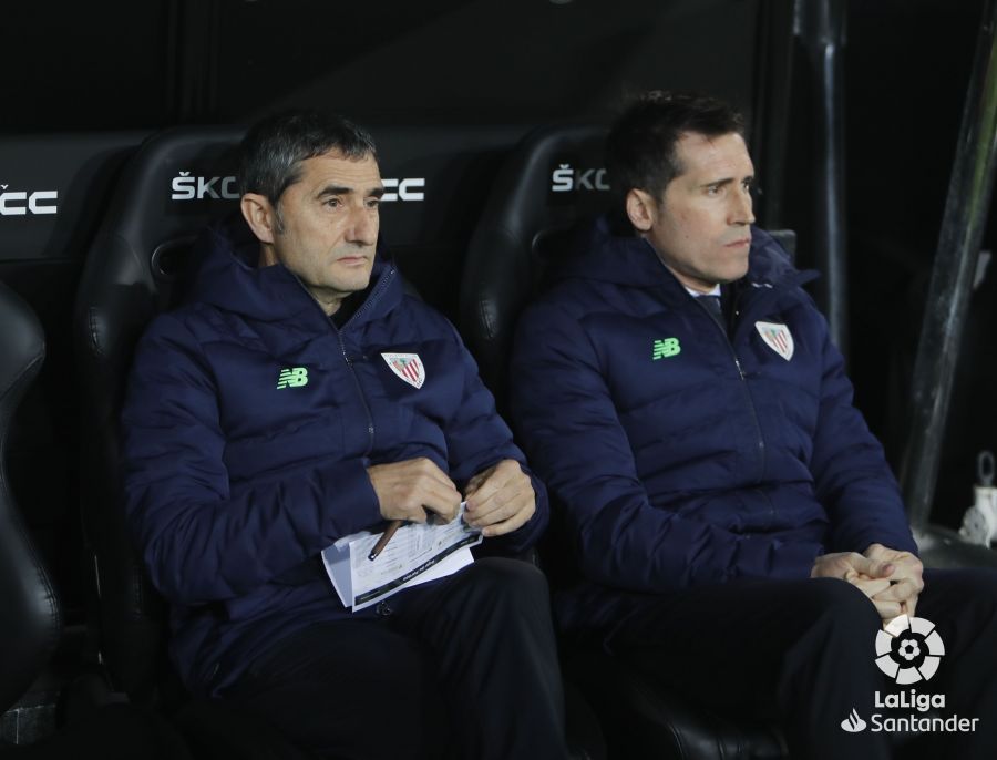  Ernesto Valverde y Sendoa, en el banquillo del Athletic Club, en Mestalla en un partido ante el Valencia CF.
