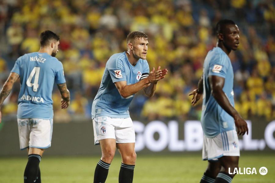  Carl Starfelt con el brazalete de capitán en el Las Palmas - Celta.