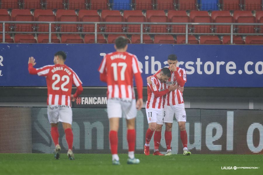 Campuzano recibe la felicitación de sus compañeros tras marcar en Ipurúa.