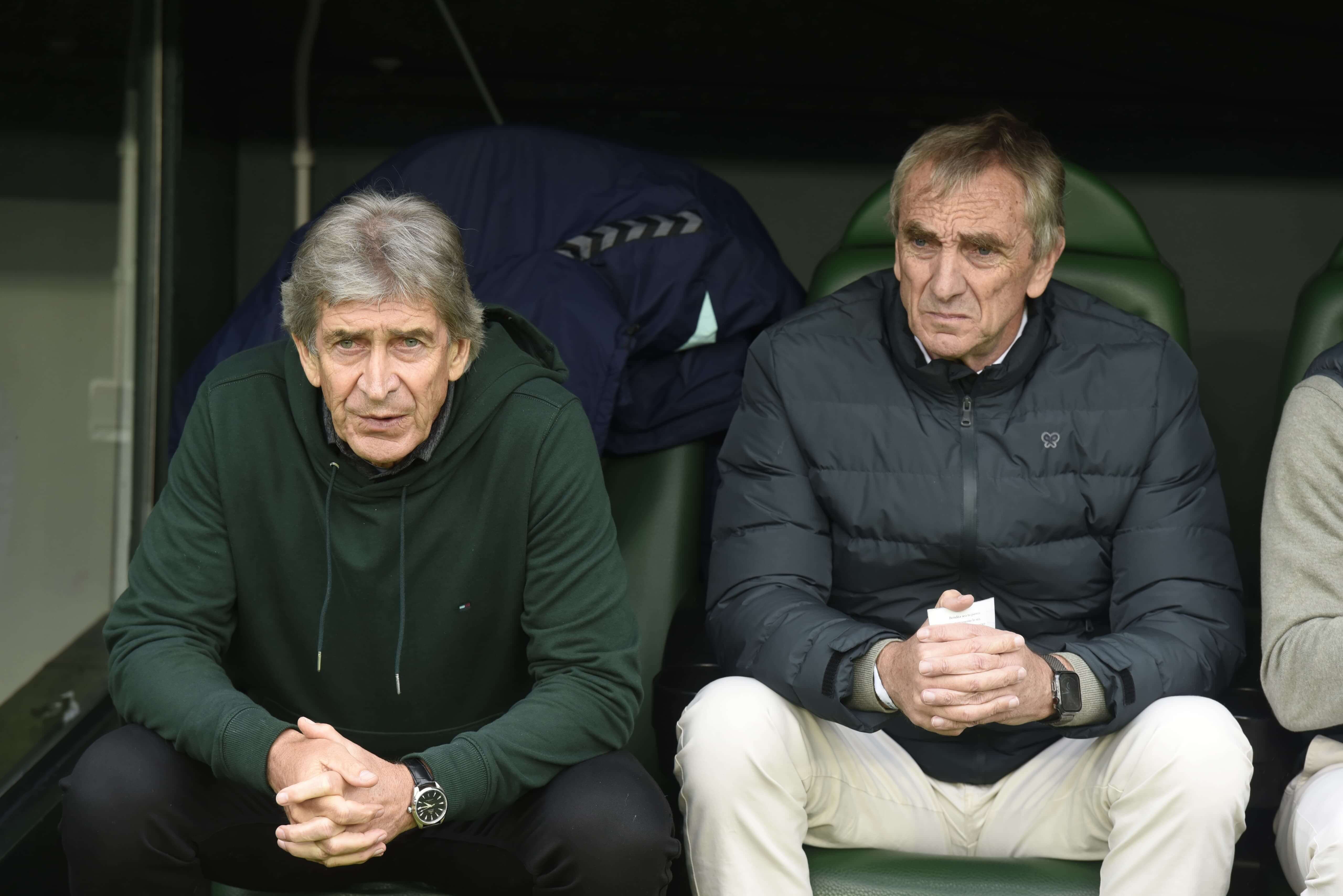 Manuel Pellegrini y Rubén Cousillas en el banquillo de Real Betis (foto: Kiko Hurtado).