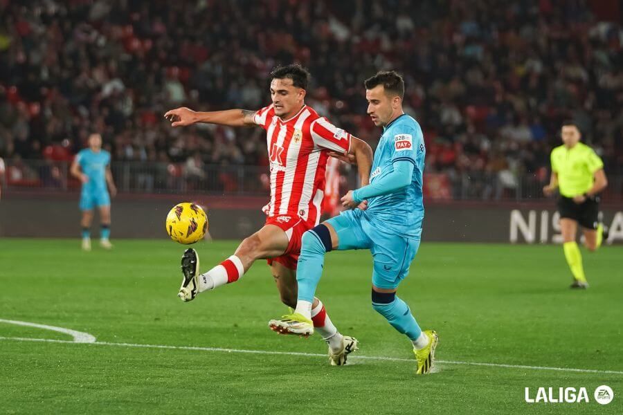  Alex Berenguer, con el Athletic Club de azul, disputa el cuero ante la UD Almería.