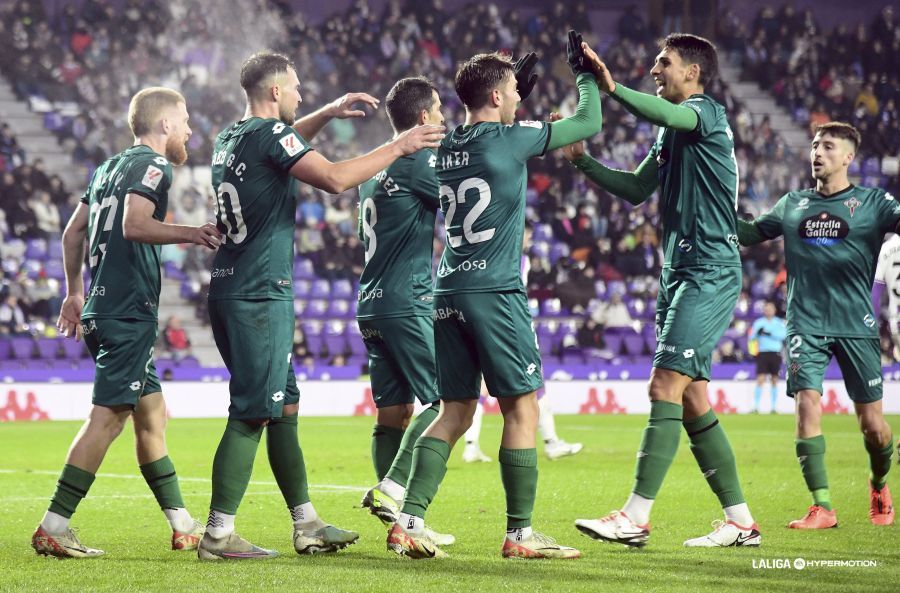  Iker Losada celebra un gol de Giménez.