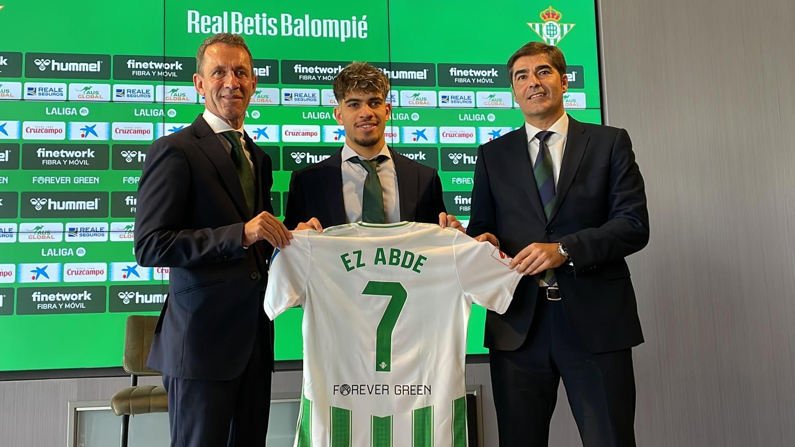  Ramón Planes y Ángel Haro escoltan a Abde en su presentación con el Betis.