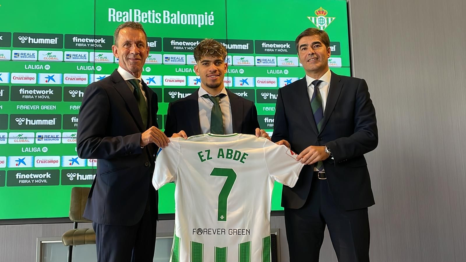 Ramón Planes y Ángel Haro escoltan a Abde en su presentación con el Betis (Foto: Kiko Hurtado).