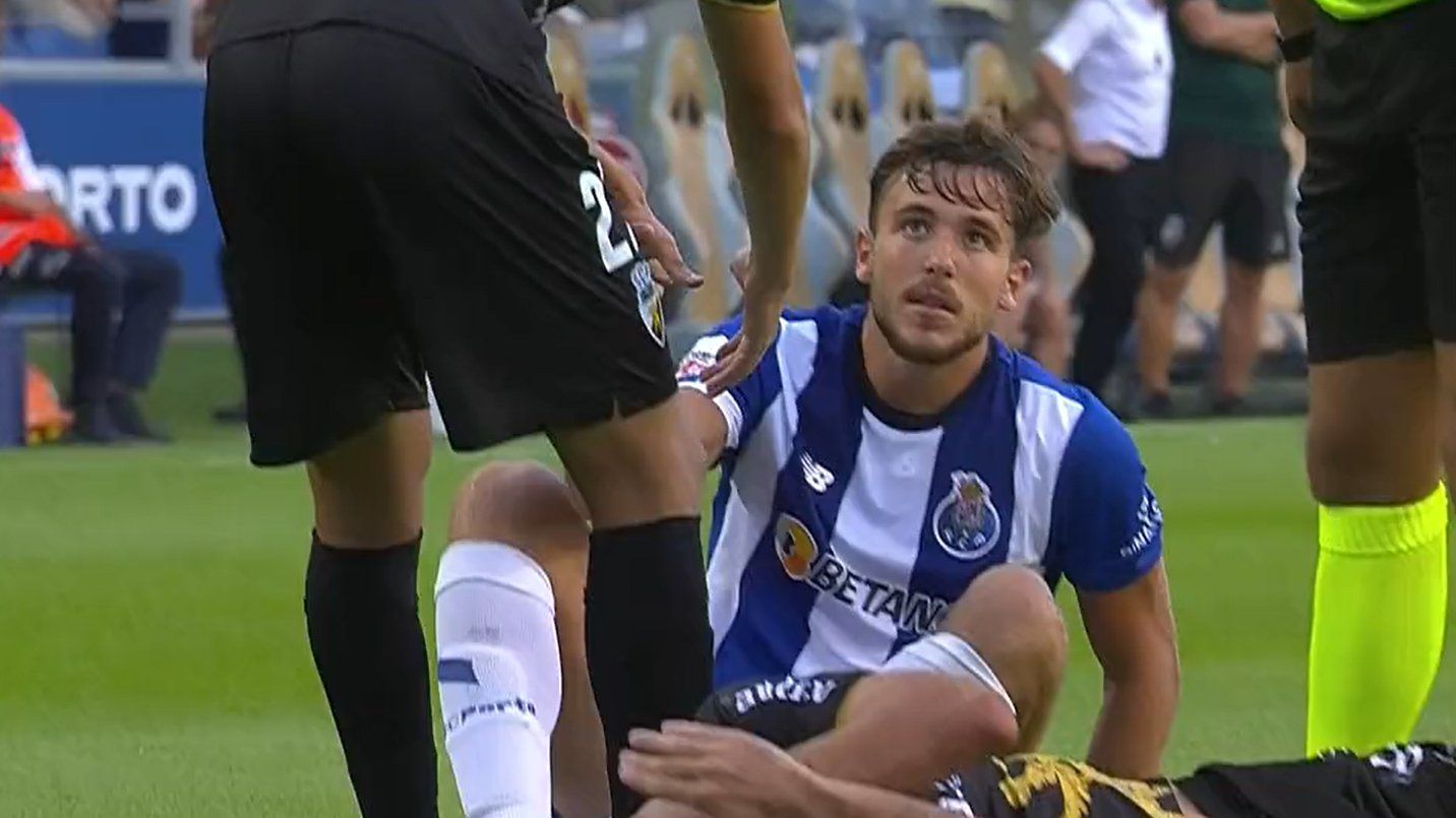 Mattheus ayuda a Nico González a levantarse