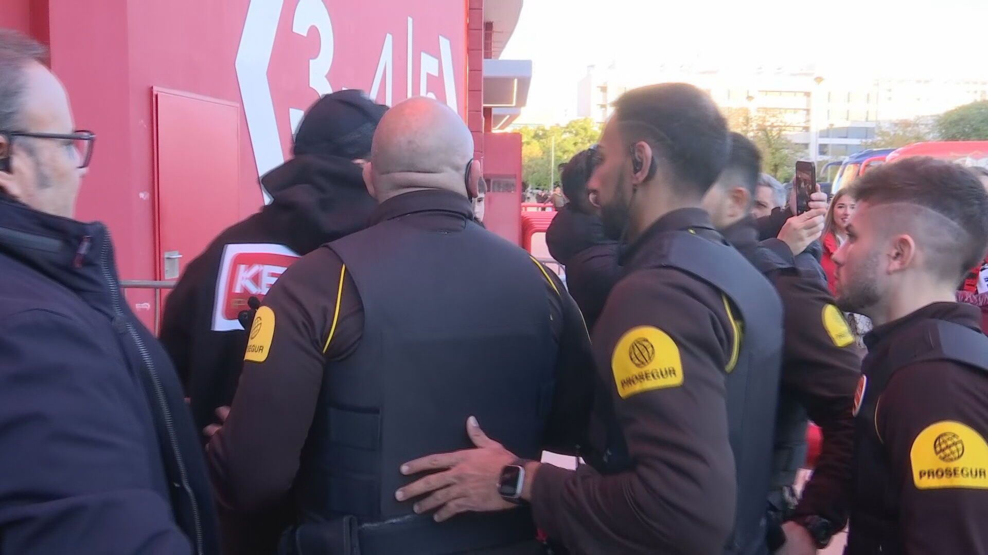  Acuña se paró a hacerse un selfie con un aficionado.