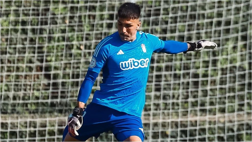 Adri López en un partido con el Recreativo Granada (@adrylopez1)