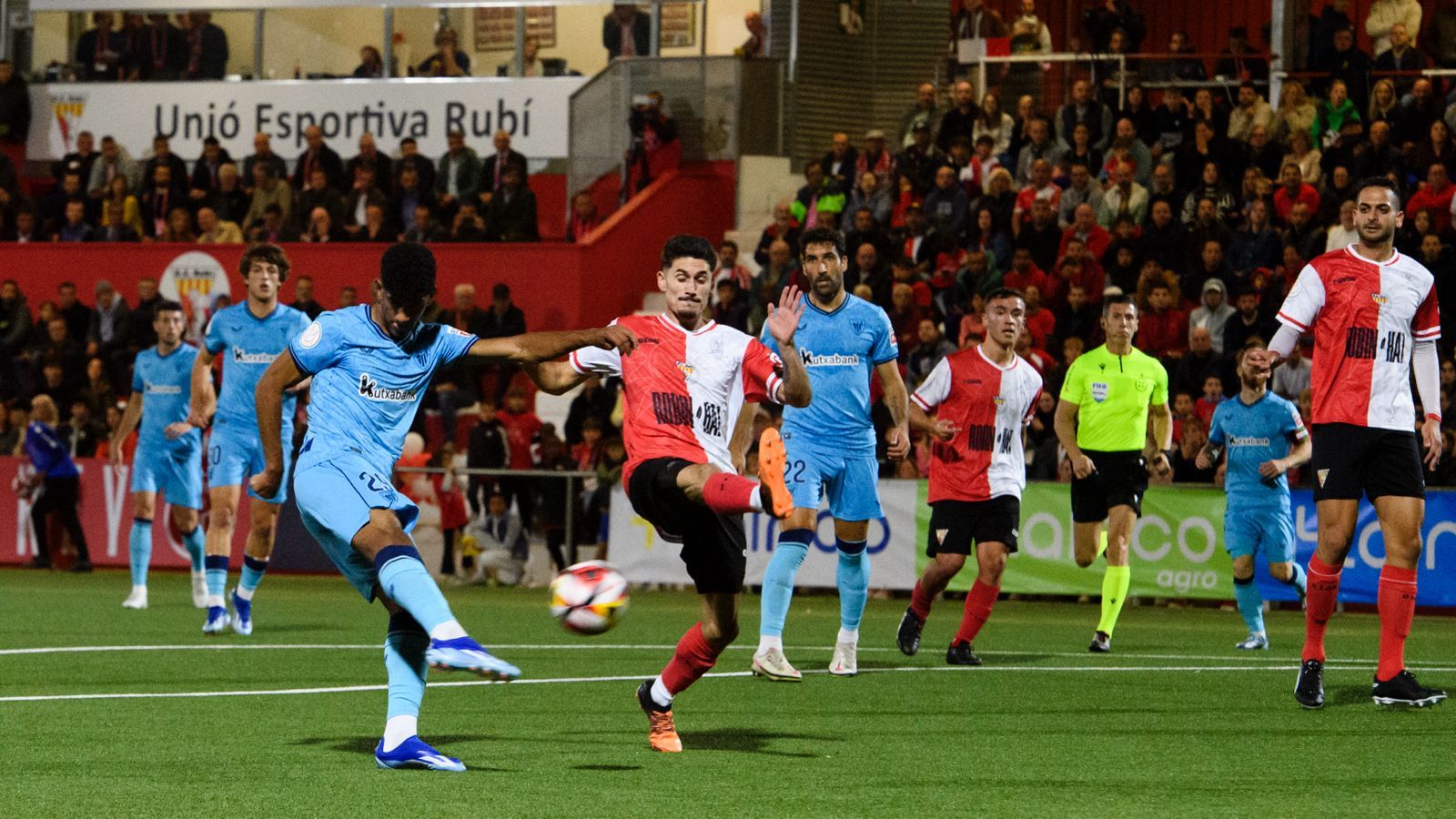  Adu Ares dispara, en Copa ante el Rubí de Jordi Peris, en el municipal de Can Rosés.