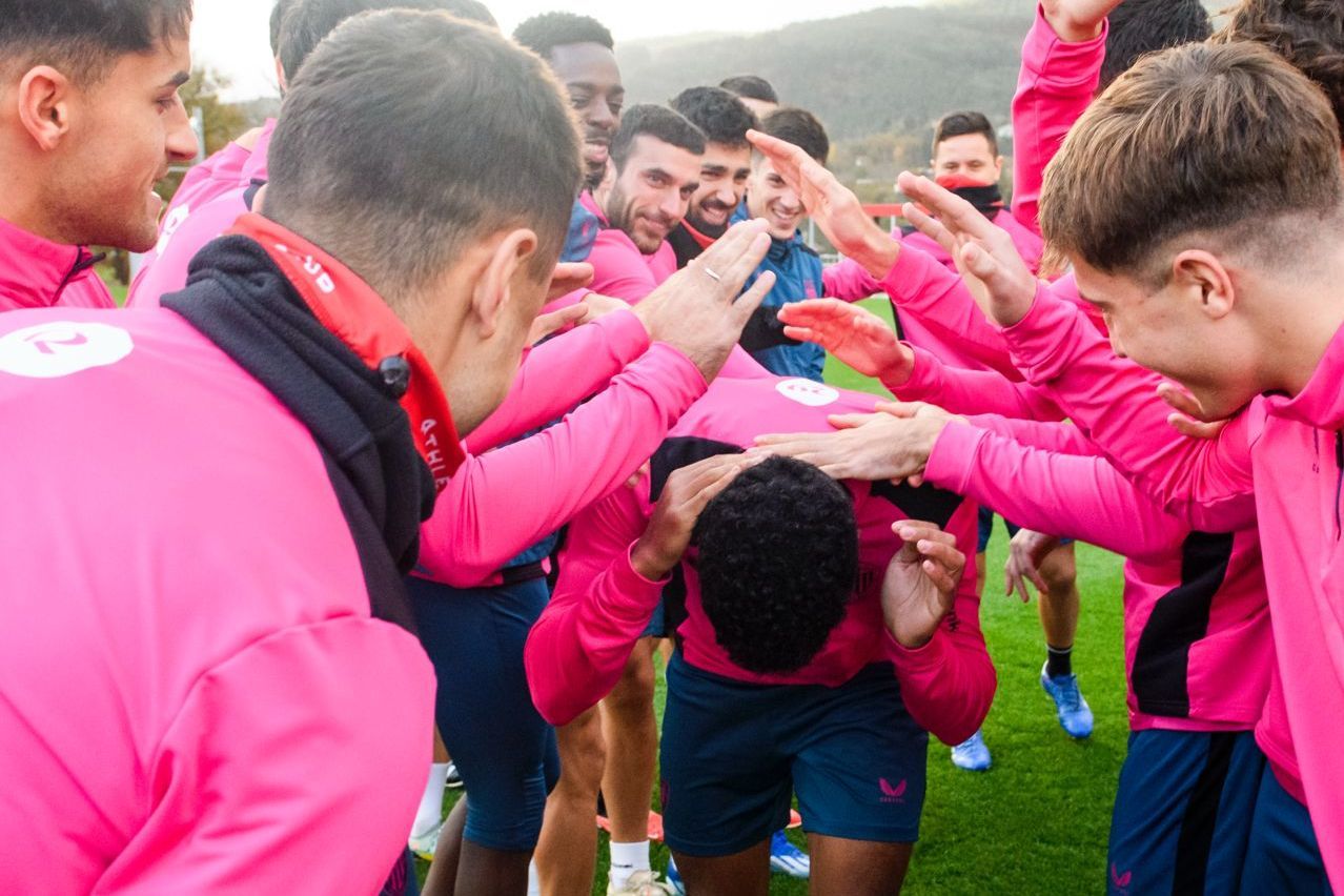 Collejas del equipo al renovado Malcom Adu Ares en Lezama