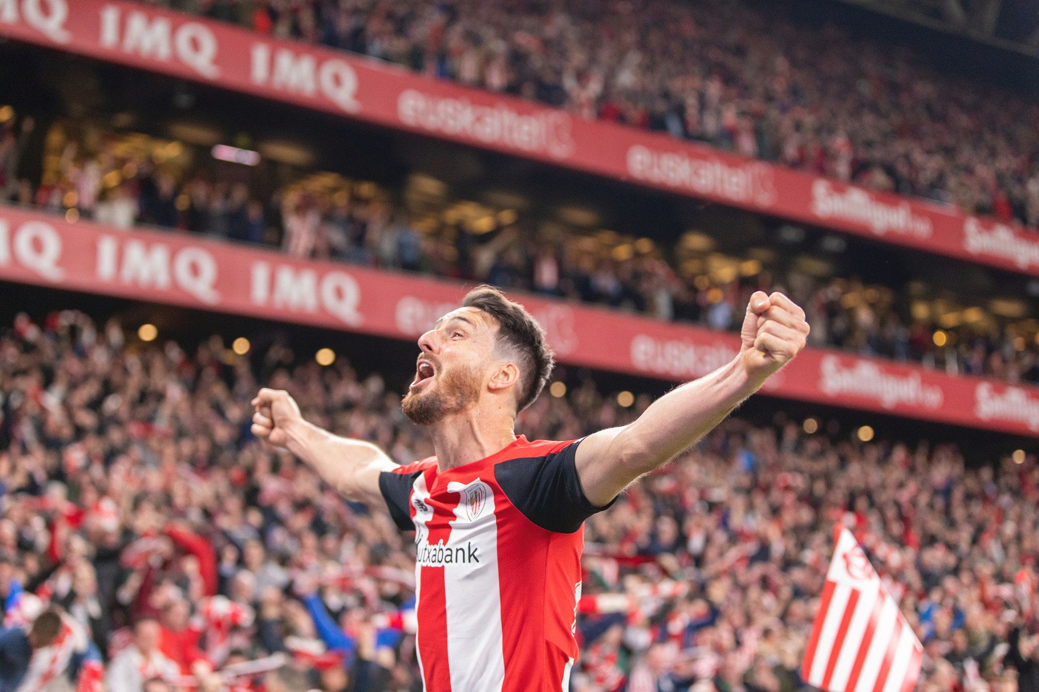  Aritz Aduriz festeja el gol de Iñaki Williams al Barça.
