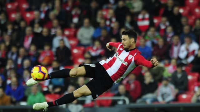 Aduriz vuela en San Mamés intentando una tijereta ante el Girona.