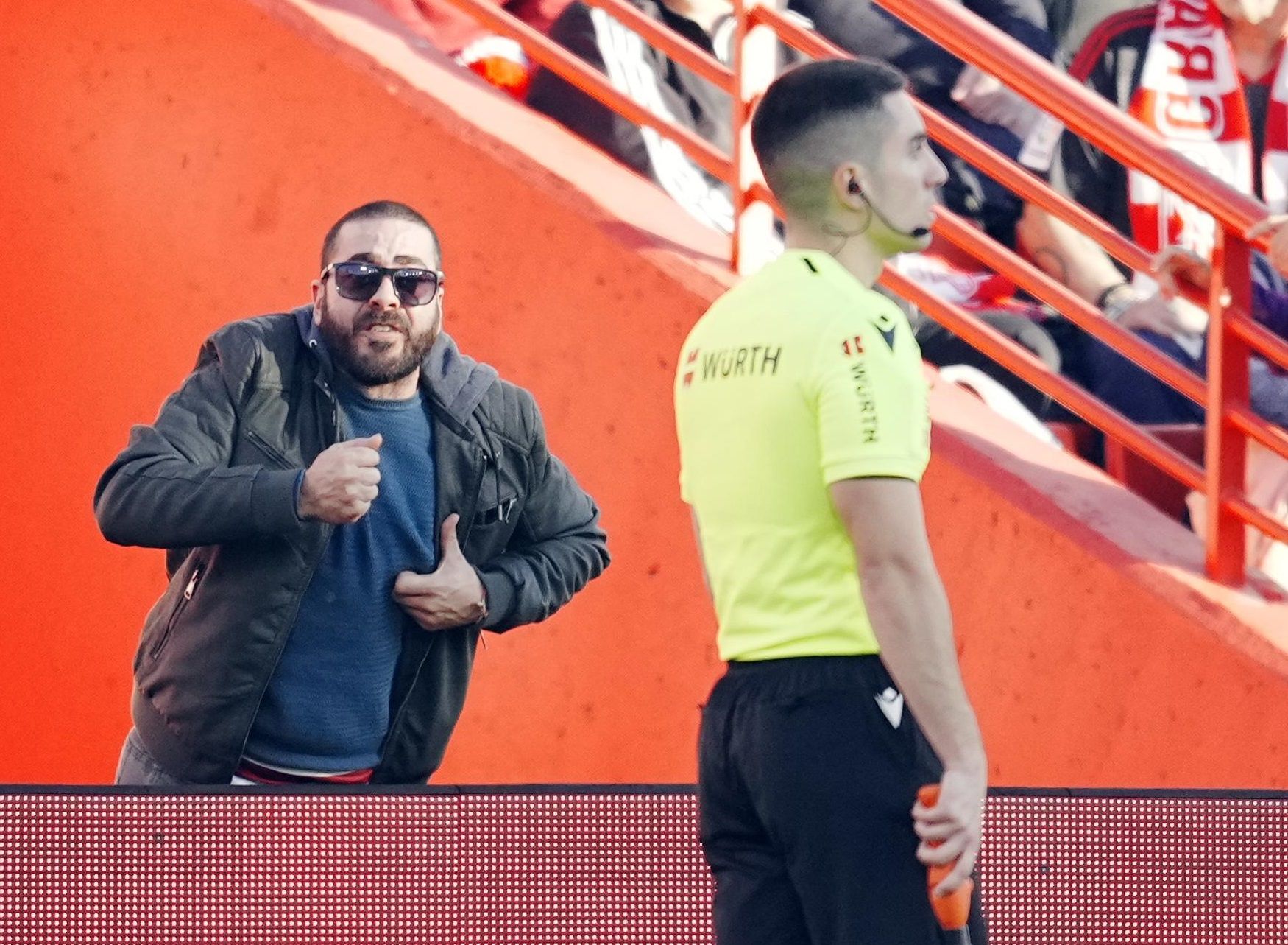 Un aficionado del Granada avisa a un colegiado en el partido ante el Athletic.