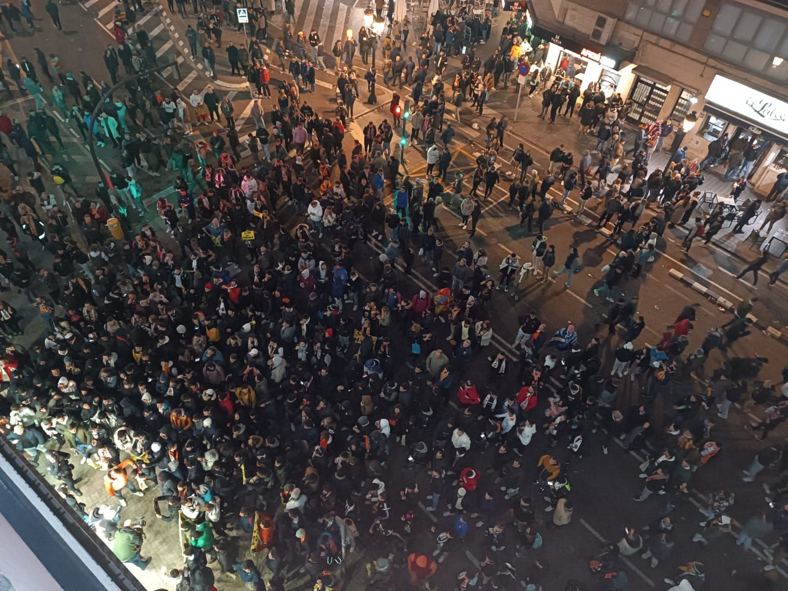  Aficionados cantan contra Peter Lim al final del partido de Copa