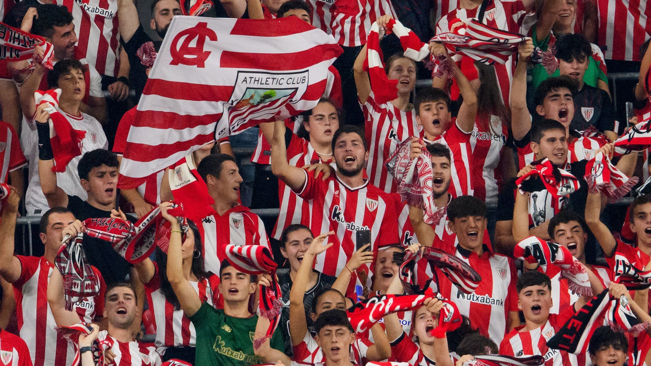La afición a tope en el derbi ante la Real Sociedad en San Mamés.