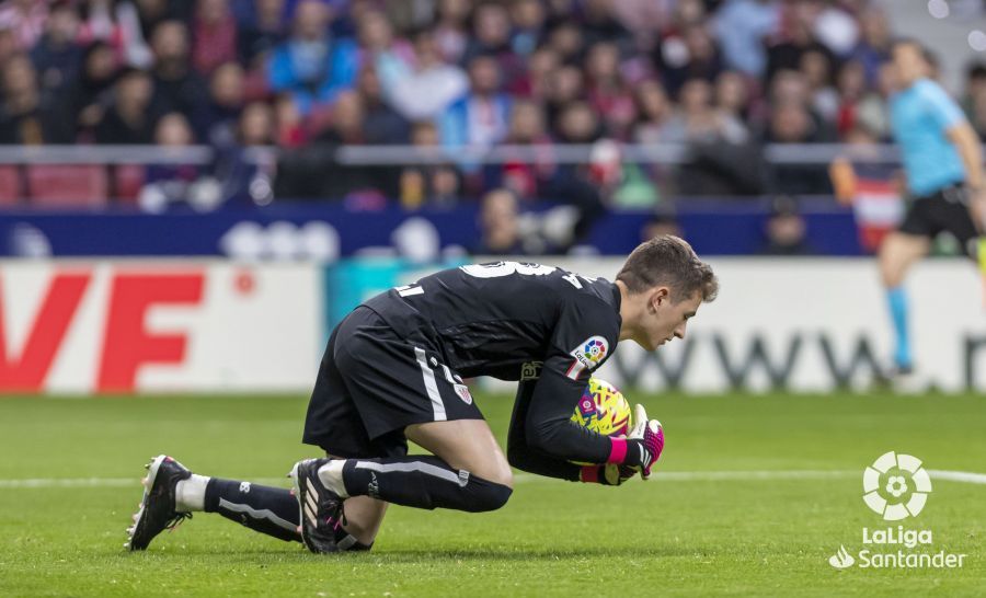 El meta Julen Agirrezabala, durante el partido ante el Atlético en el Metropolitano.
