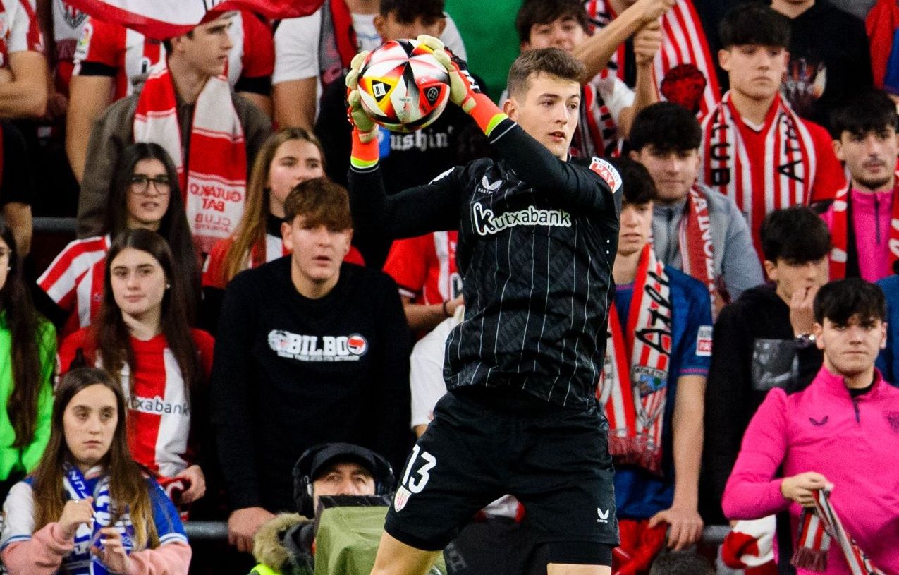 Julen Agirrezabala bloca un balón en el Athletic - Alavés de Copa.