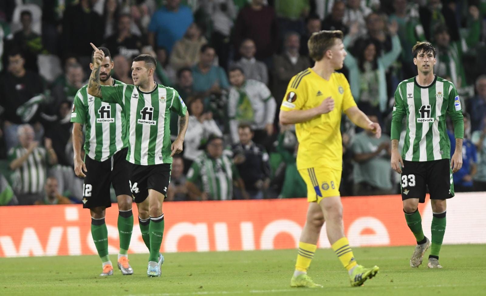  Aitor Ruibal celebra el segundo gol del Betis ante el Helsinki