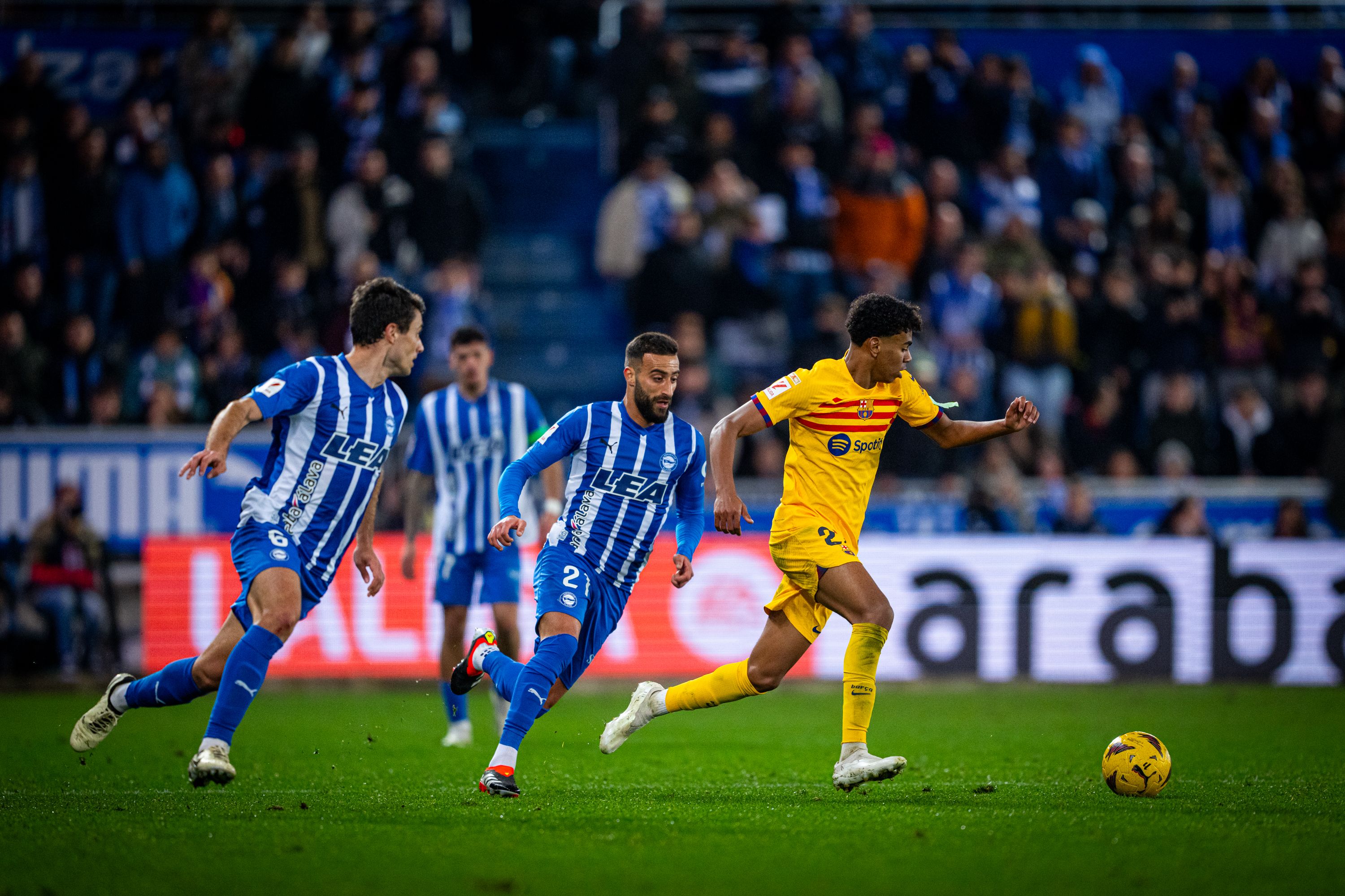 Lamine Yamal conduce el balón en el Alavés-Barcelona.