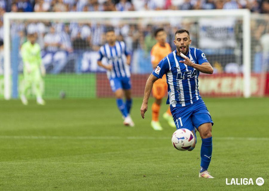  Luis Rioja busca controlar el esférico durante el Alavés-Valencia. Fuente: LaLiga.