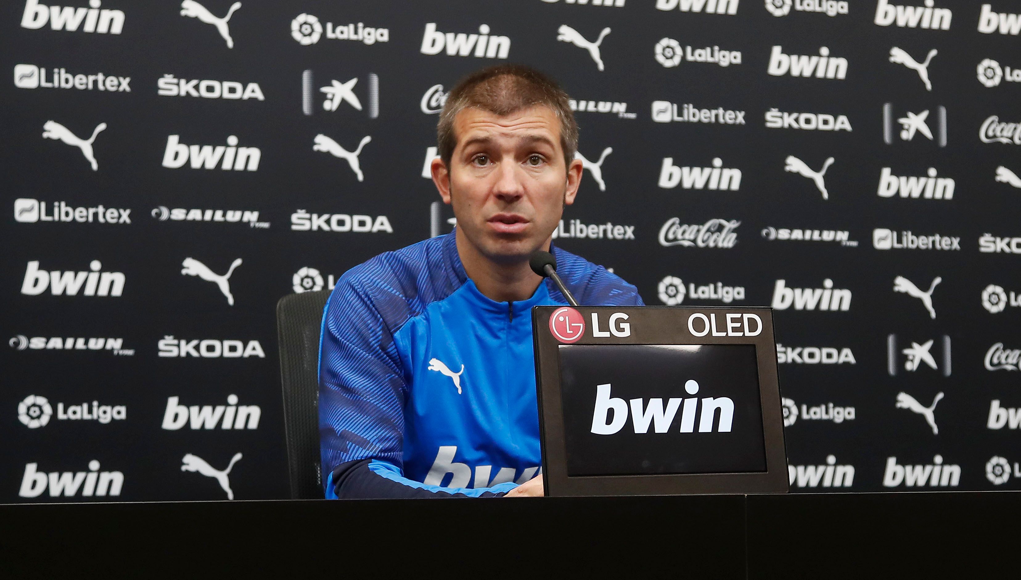  Albert Celades en rueda de prensa.