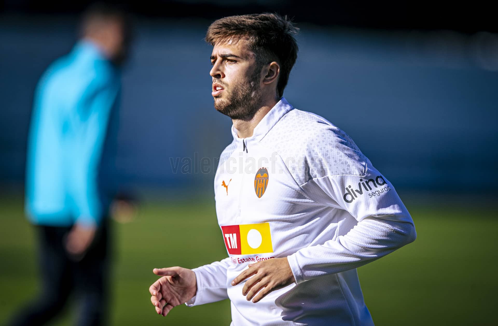  Alberto Marí entrena con el Valencia CF.