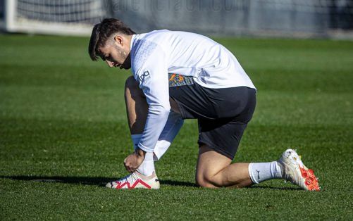  Alberto Marí entrena con el Valencia CF.