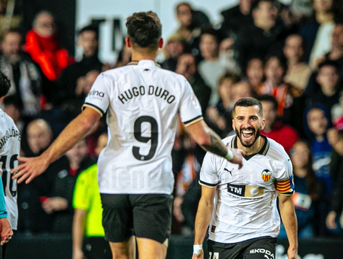  Hugo Duro celebra con José Gayà su gol en el Valencia CF - Athletic Club.