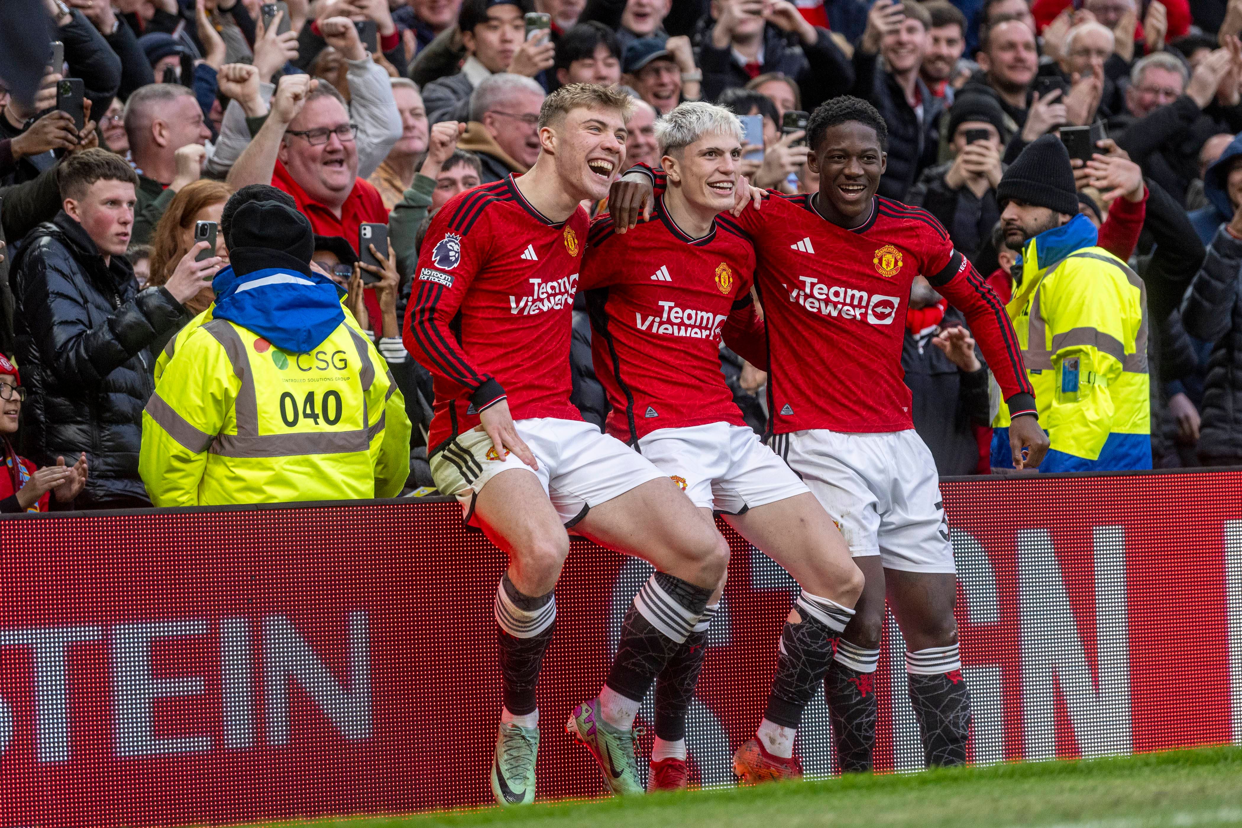 Alejandro Garnacho celebrando como Cristiano junto a otros compañeros.