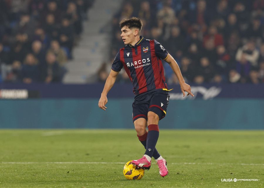  Álex Valle, cedido por el Barça al Levante, ante el Tenerife.