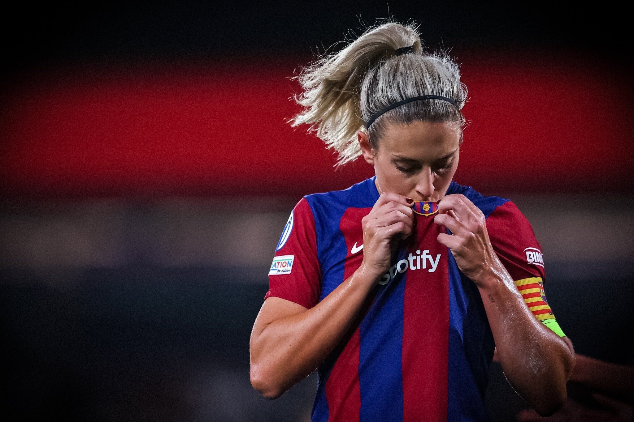Alexia Putellas besando el escudo del FC Barcelona. (Fuente: @alexiaputellas)