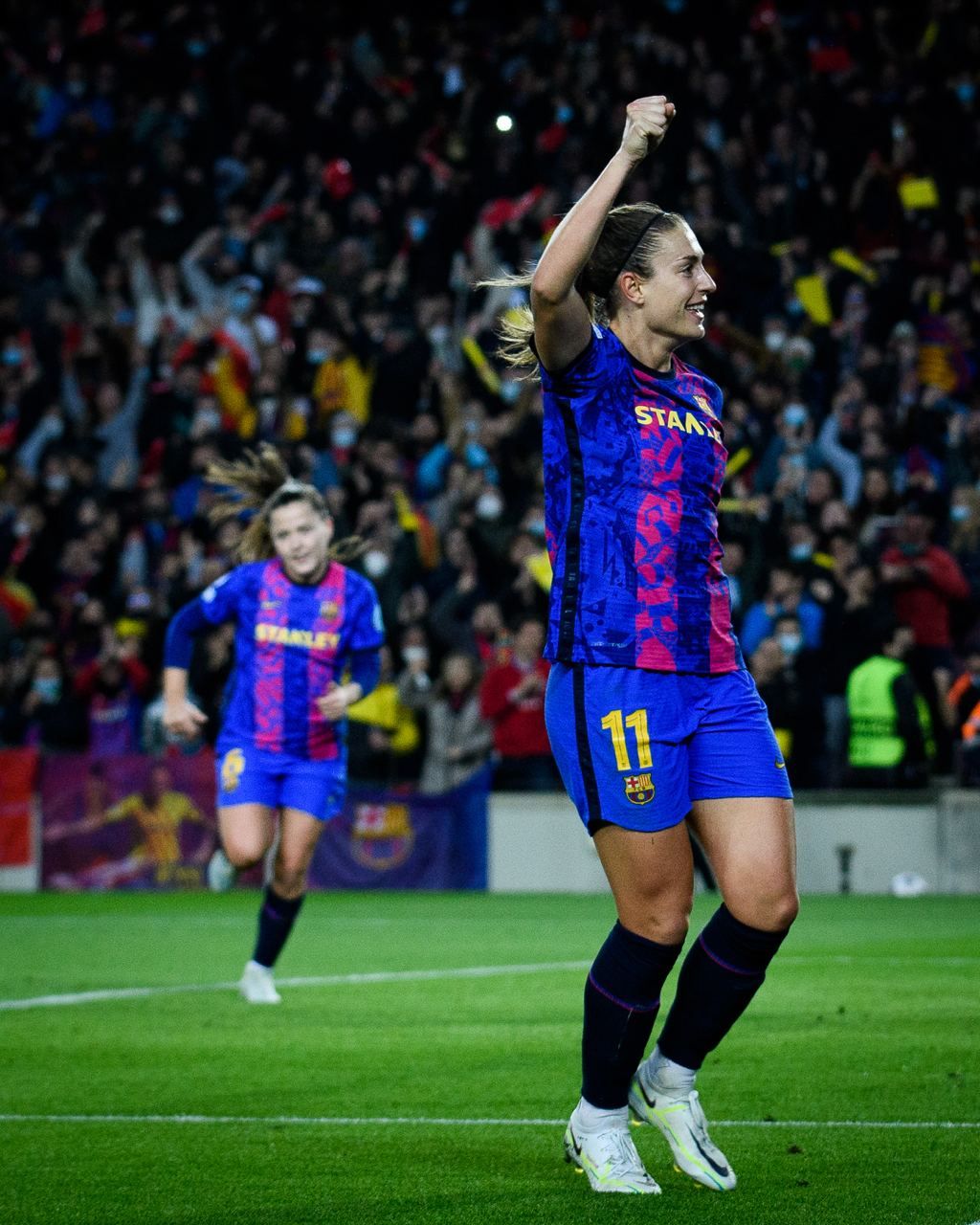 Alexia Putellas y Claudia Pina celebran uno de los goles al Real Madrid.