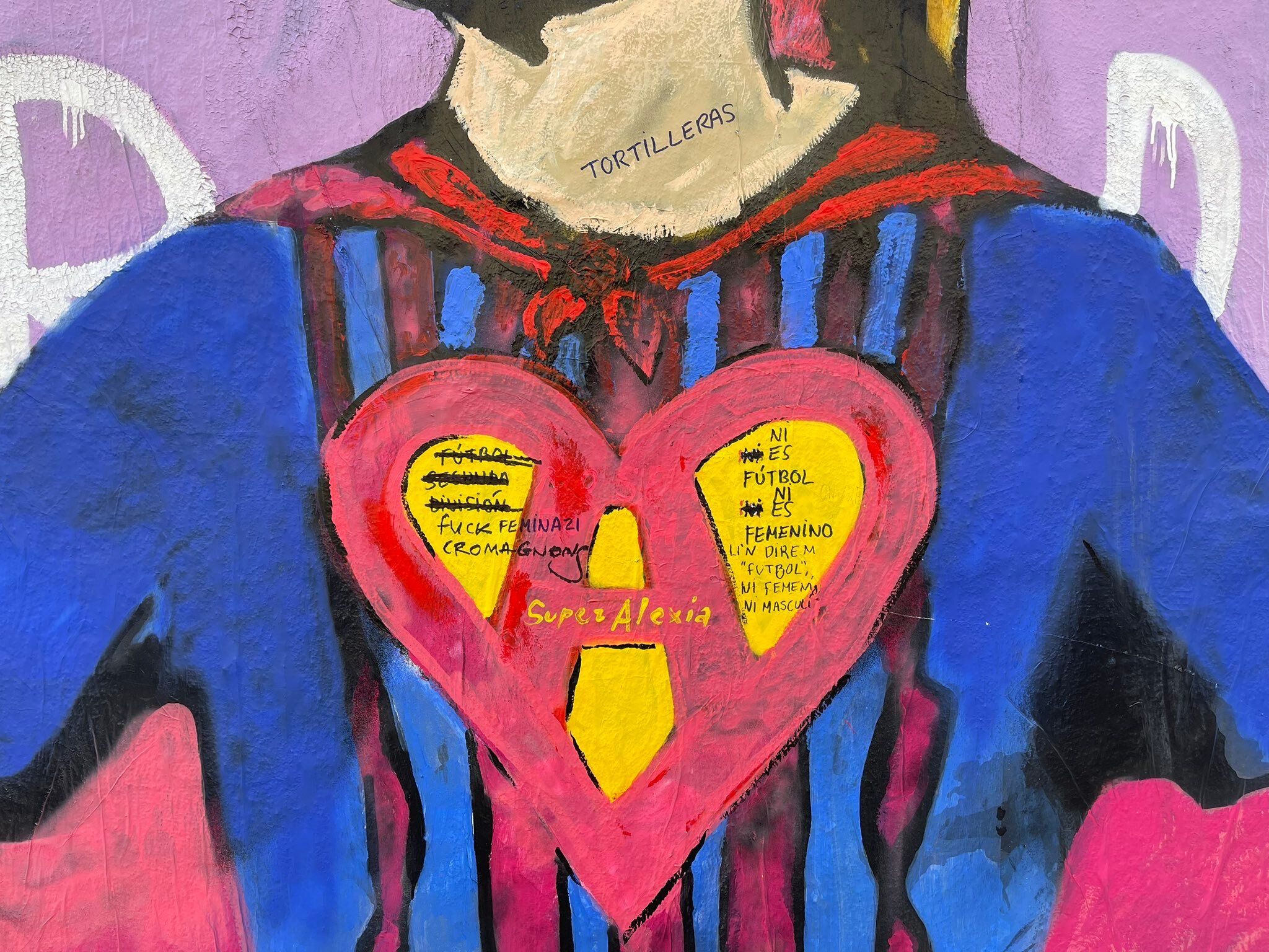 Algunos de los insultos machistas que han puesto en el mural de Alexia Putellas.