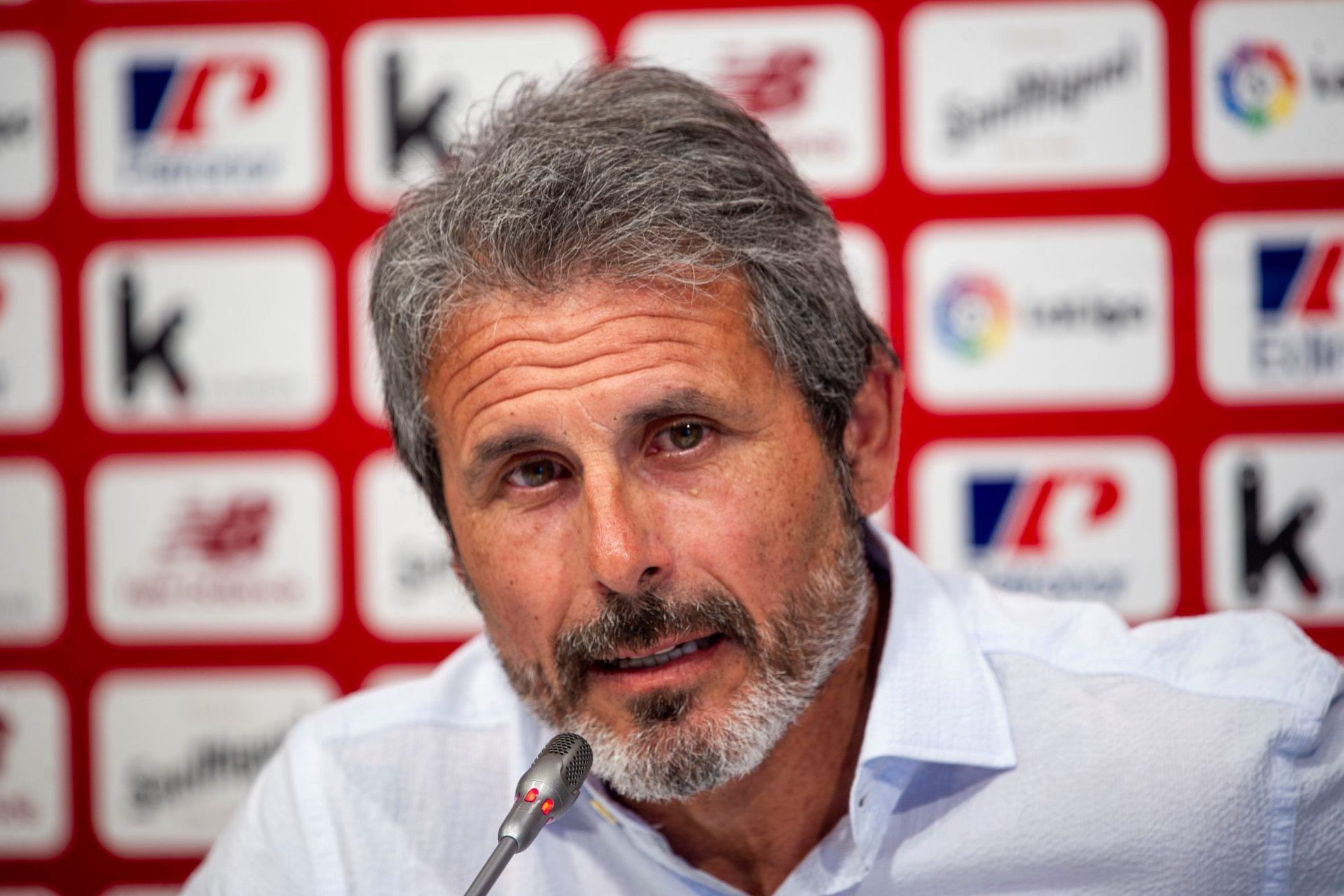 Rafa Alkorta atiende a la prensa en Lezama.