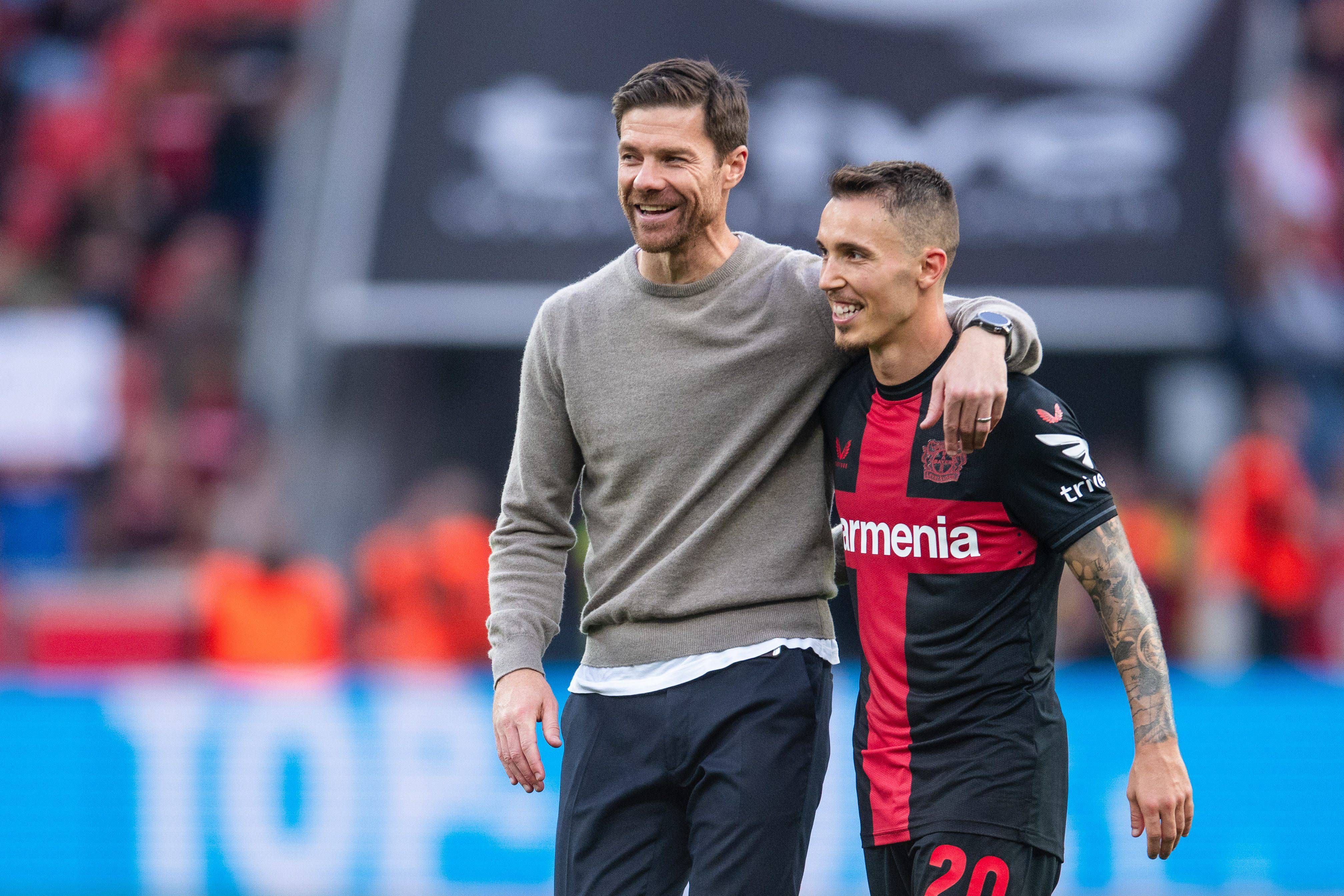  Xabi Alonso y Álex Grimaldo, tras un partido del Bayer Leverkusen.