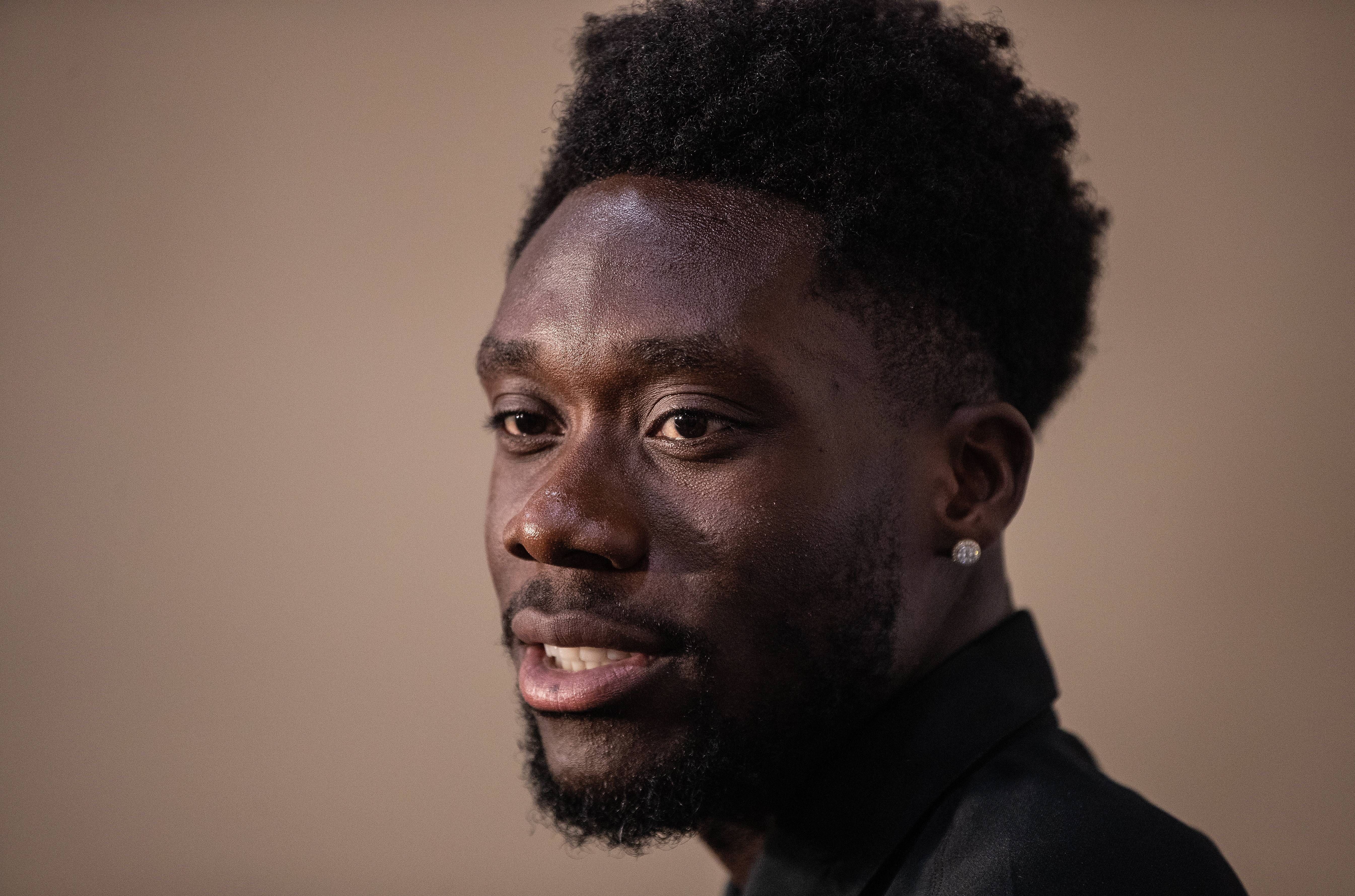 Alphonso Davies, en la órbita del Real Madrid, en una rueda de prensa (FOTO: Cordón Press).