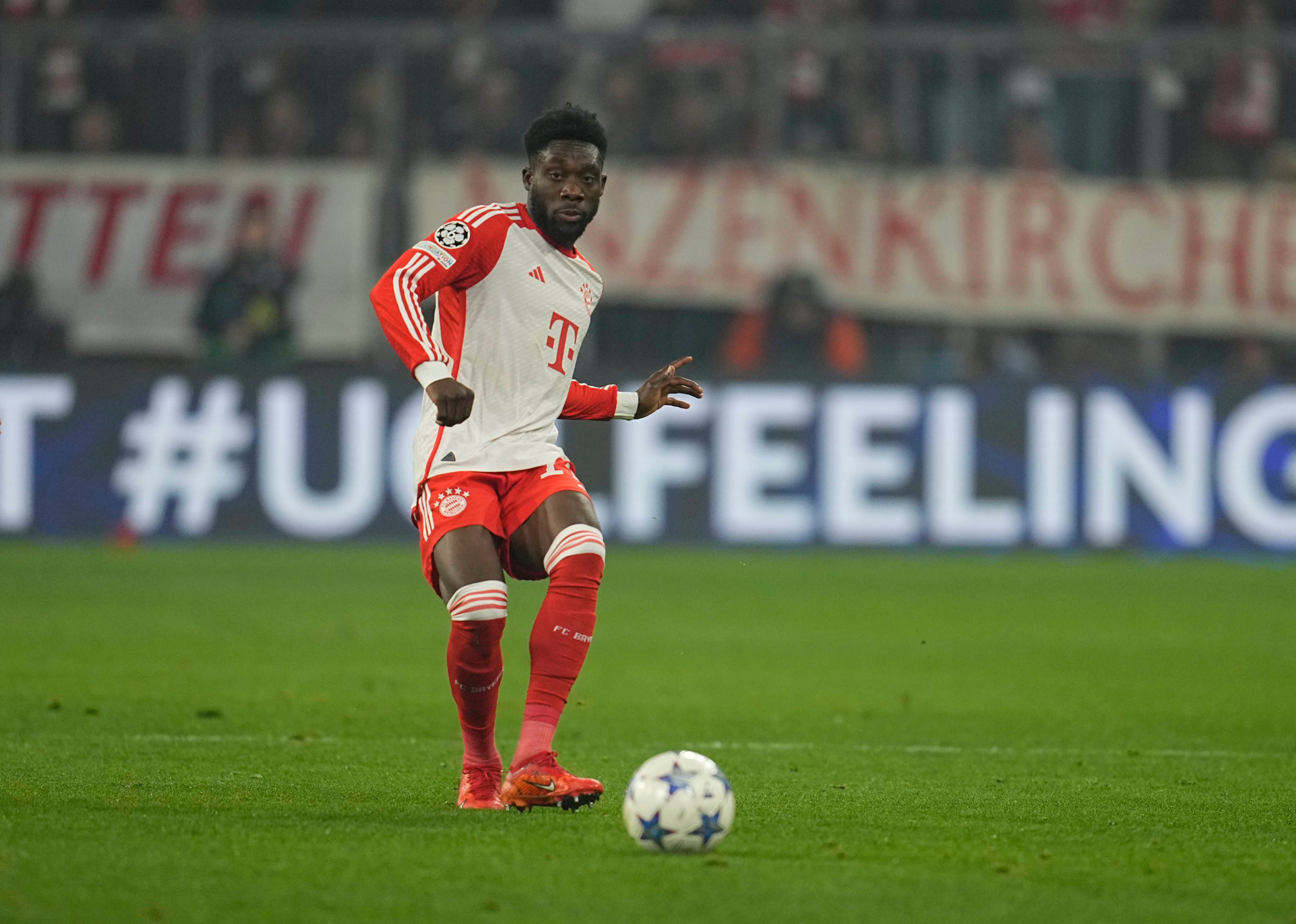  Alphonso Davies jugando la Champions con el Bayern de Múnich.