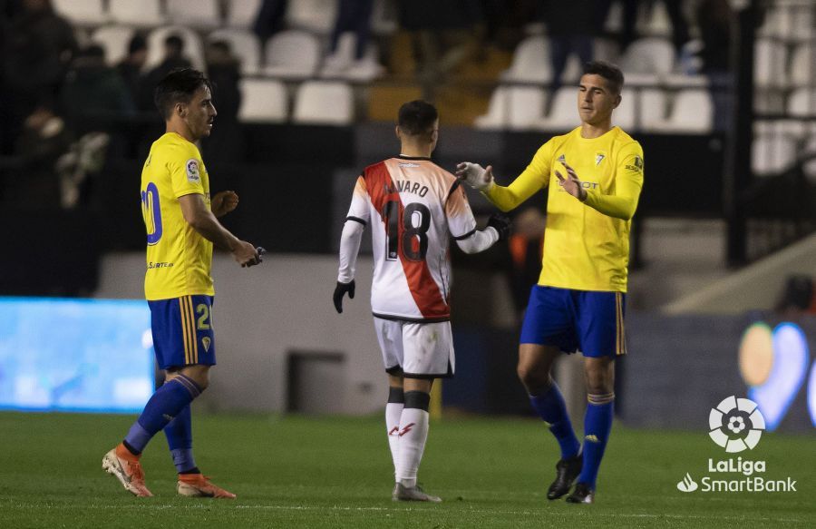  Álvaro García saluda a excompañeros tras un partido entre Rayo y Cádiz.